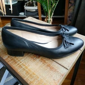 Clarks "Eliberry Isla" black leather heeled ballet